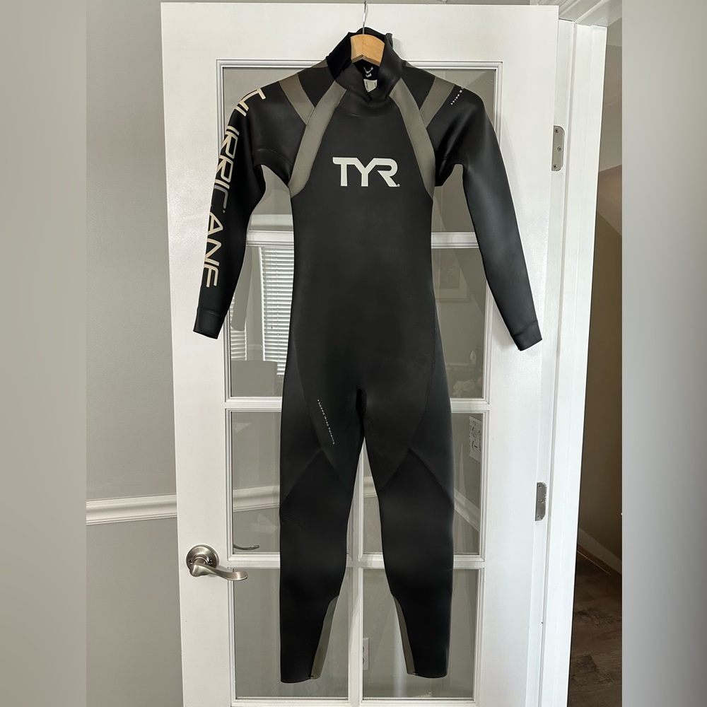 TYR Women's hurricane Black and Gray wetsuit